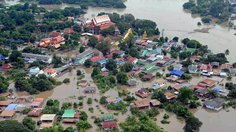 În timp ce 100.000 de oameni fug din calea celor grave inundații din ultimele decenii, gestul premierului din Malaysia a scandalizat o țară întreagă
