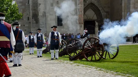Incident GRAV la schimbul de Gardă la Alba Iulia: vegetația de pe zidurile Cetății Alba Carolina a luat foc după ce soldații au tras cu tunul. VIDEO și GALERIE FOTO