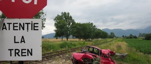 Accident la Brașov. Patru oameni au scăpat cu viață după ce mașina în care se aflau a fost lovită de tren