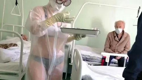 FOTO. Mai multe rusoaice au pozat în costume transparente, în semn de solidaritate cu „infirmiera în bikini”