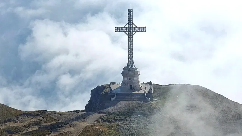 MApN, ceremonie militară și religioasă la Crucea Eroilor, de pe Caraiman