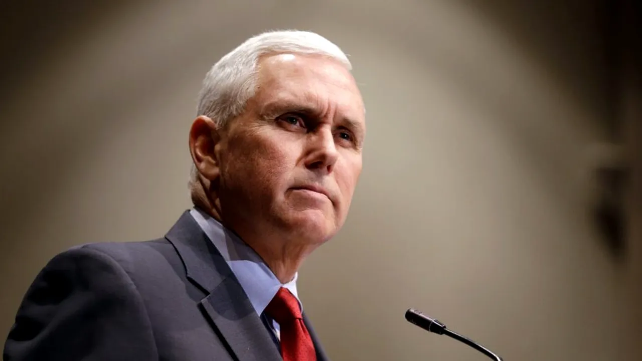 ALERTĂ. Avionul Air Force 2, EVACUAT după ce un membru al staff-ului a fost testat pozitiv pentru COVID-19/ Vicepreședintele Mike Pence și-a AMÂNAT zborul