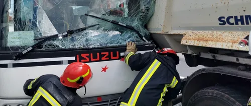 Un autocar cu 17 copii s-a ciocnit cu o basculantă, în Beclean, județul Brașov. O mamă și fiul său au avut nevoie de îngrijiri medicale