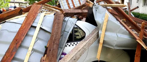 Furtuna face ravagii în mai multe orașe din România. Un acoperiș a căzut pe mașini și copacii au fost doborâți la pământ -FOTO/VIDEO
