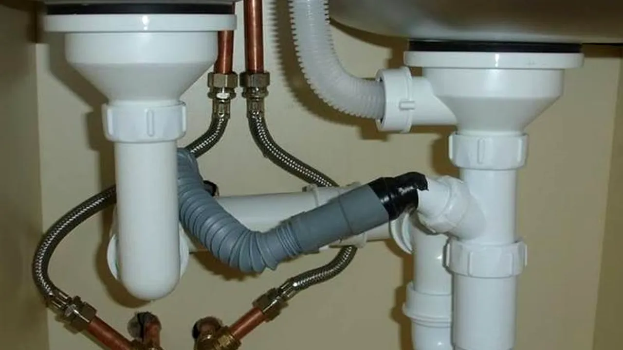 Au găsit o comoară în scurgerea de la baie. VIDEO