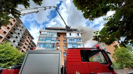 UPDATE | FOTO -VIDEO - Incendiu la mansarda unui bloc din Voluntari / Nu există victime