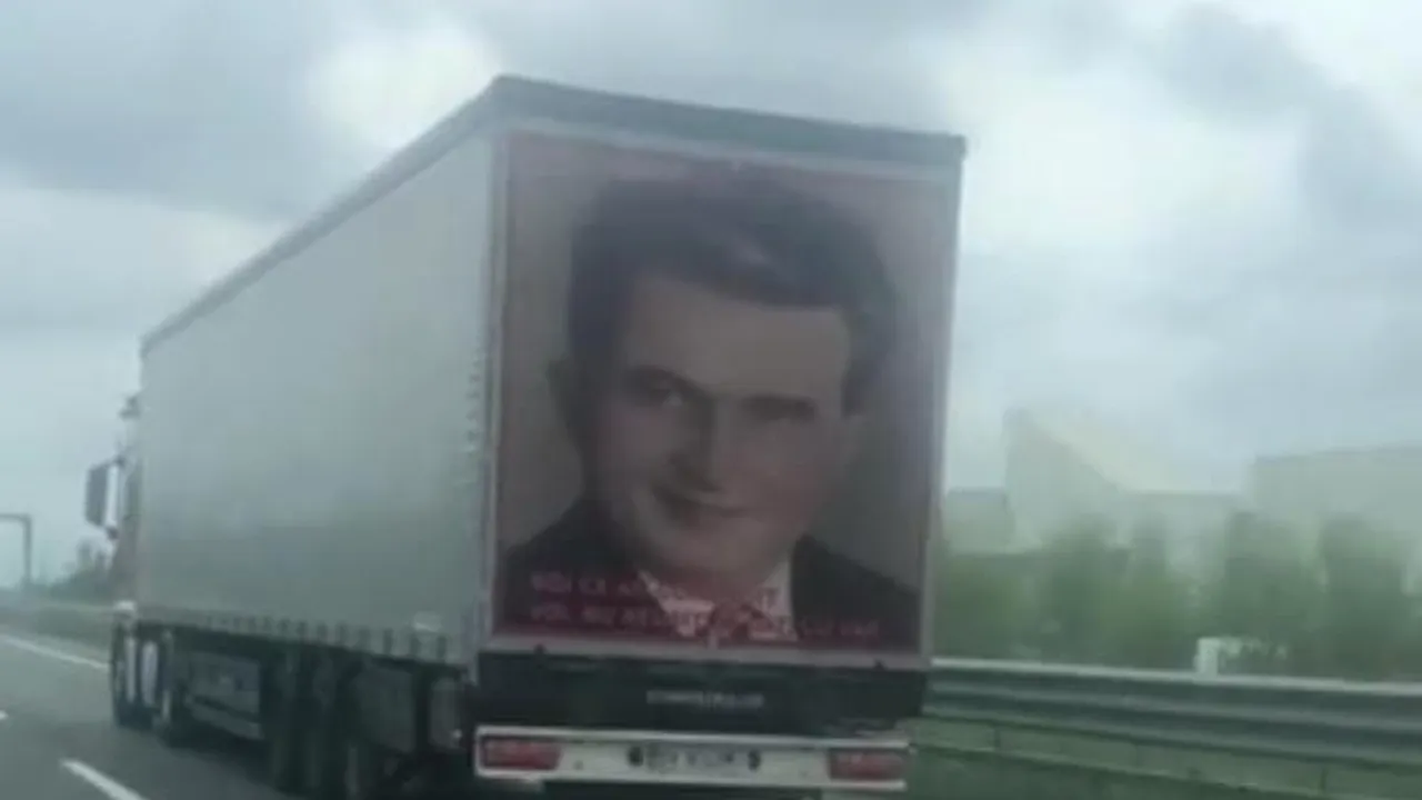 Un șofer român de TIR îi aduce un omagiu lui Nicolae Ceaușescu pe camionul său. A fost filmat pe o autostradă din Italia, iar imaginile au devenit virale (VIDEO)