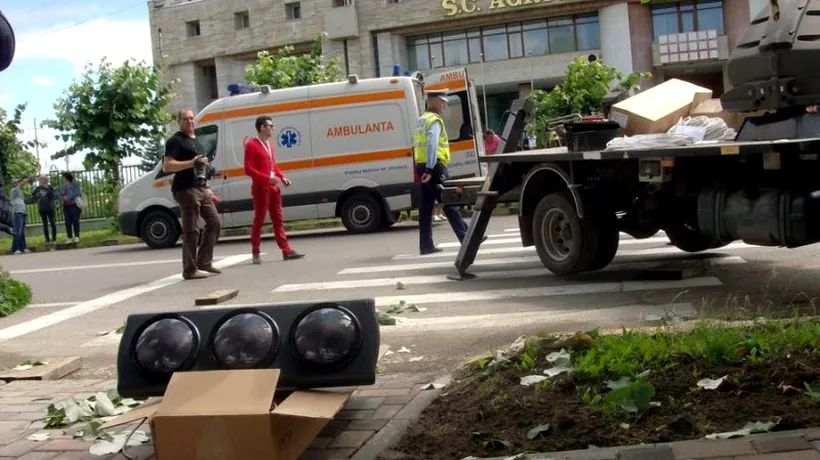 Accident teribil la Bacău: un muncitor a murit și un altul a fost grav rănit, în timp ce montau un semafor electric