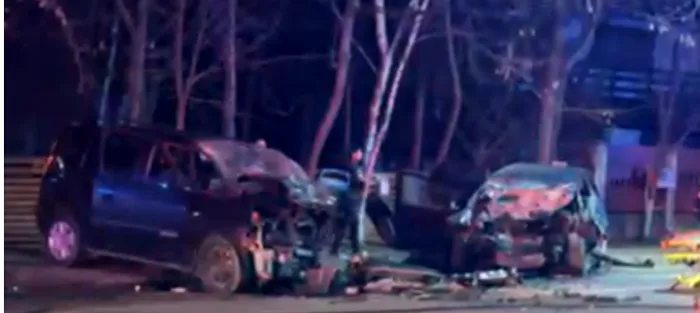 VIDEO EXCLUSIV. Grav accident pe Șoseaua Bucium din Iași: Cinci persoane au ajuns la spital / Doi șoferi de 19 ani s-au ciocnit frontal
