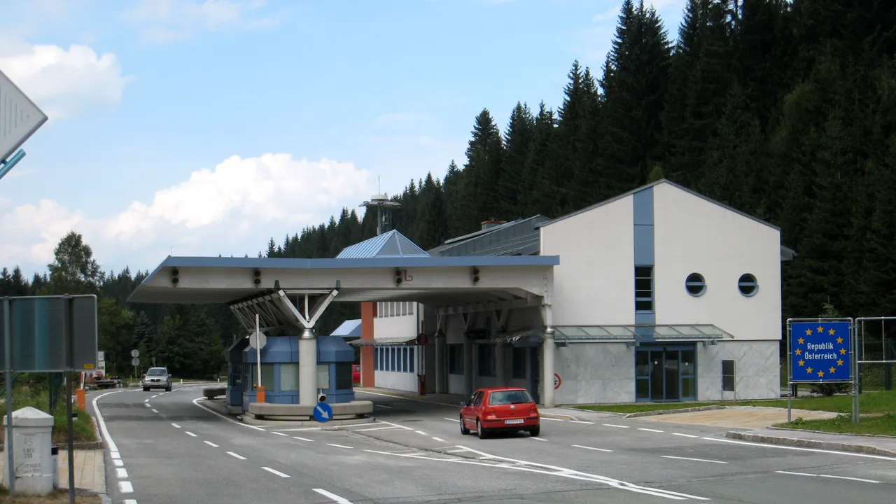 Român acuzat de trafic de migranți în Austria. Ce legătură avea cu atentatele din Paris