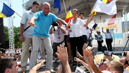 Băsescu la mitingul de la Iași: În 29 iulie mergeți la vot și apărați-vă țara de pușcăriabili - GALERIE FOTO