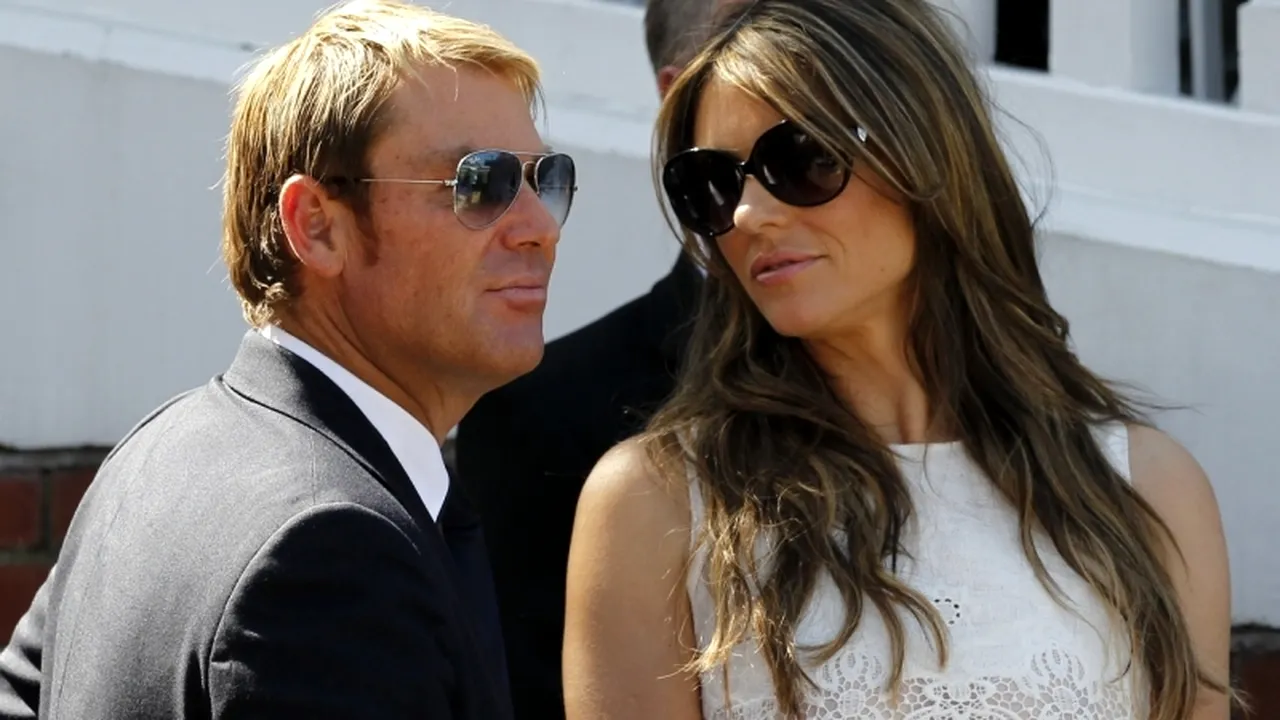 Fostul jucător de cricket Shane Warne, surprins în ipostaze intime cu iubita