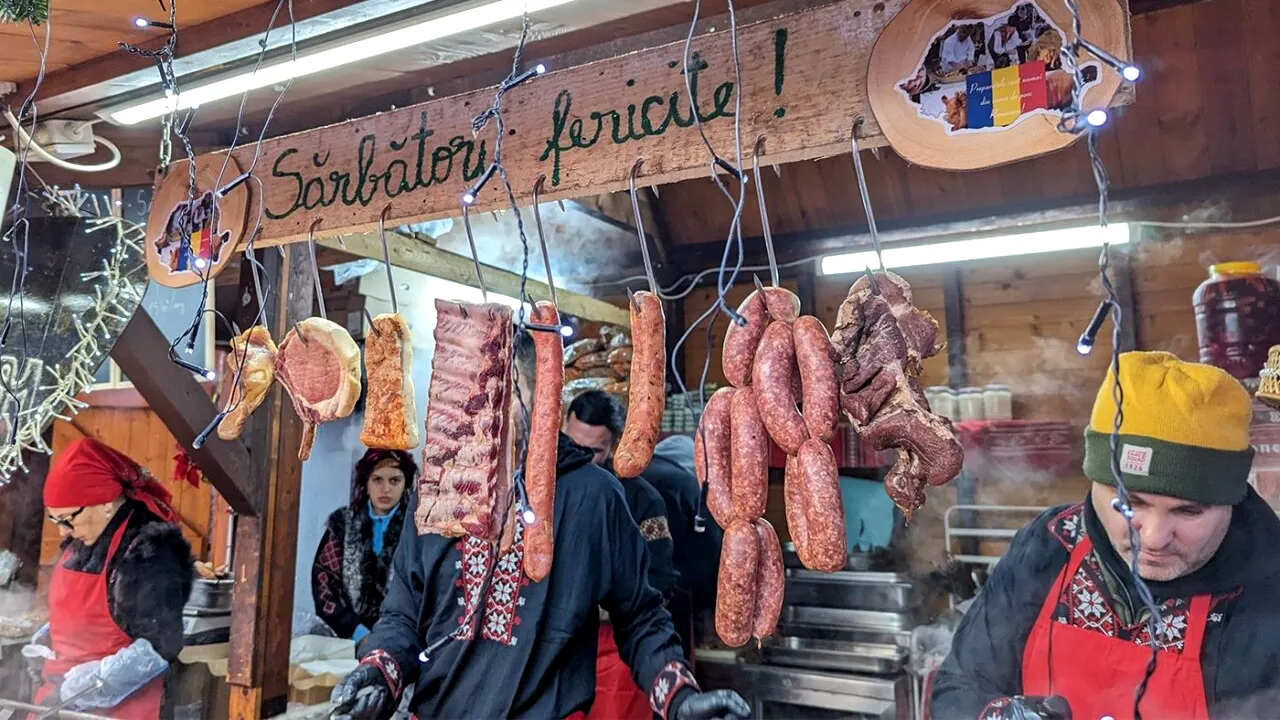Scump, scump! Câți lei costă o porție de CÂRNAȚI la Târgul de Crăciun din Piața Constituției