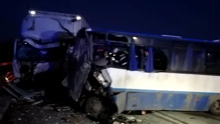 Accident grav în Bistrița după ce șoferul unui camion a intrat pe contrasens într-un autobuz: O persoană decedată și alte 8 rănite în urma coliziunii