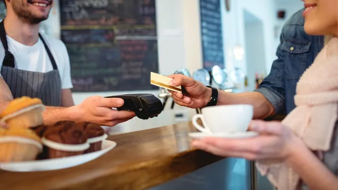 De la VIAȚA pe străzi la două masterate și propria cafenea. Povestea impresionantă a unui tânăr din Croația, „renăscut” din propria cenușă