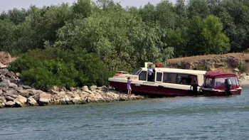 Bărbatul care conducea ambarcațiunea izbită de un mal la Sulina era BĂUT. În urma accidentului naval, doi adulți și doi copii au fost răniți