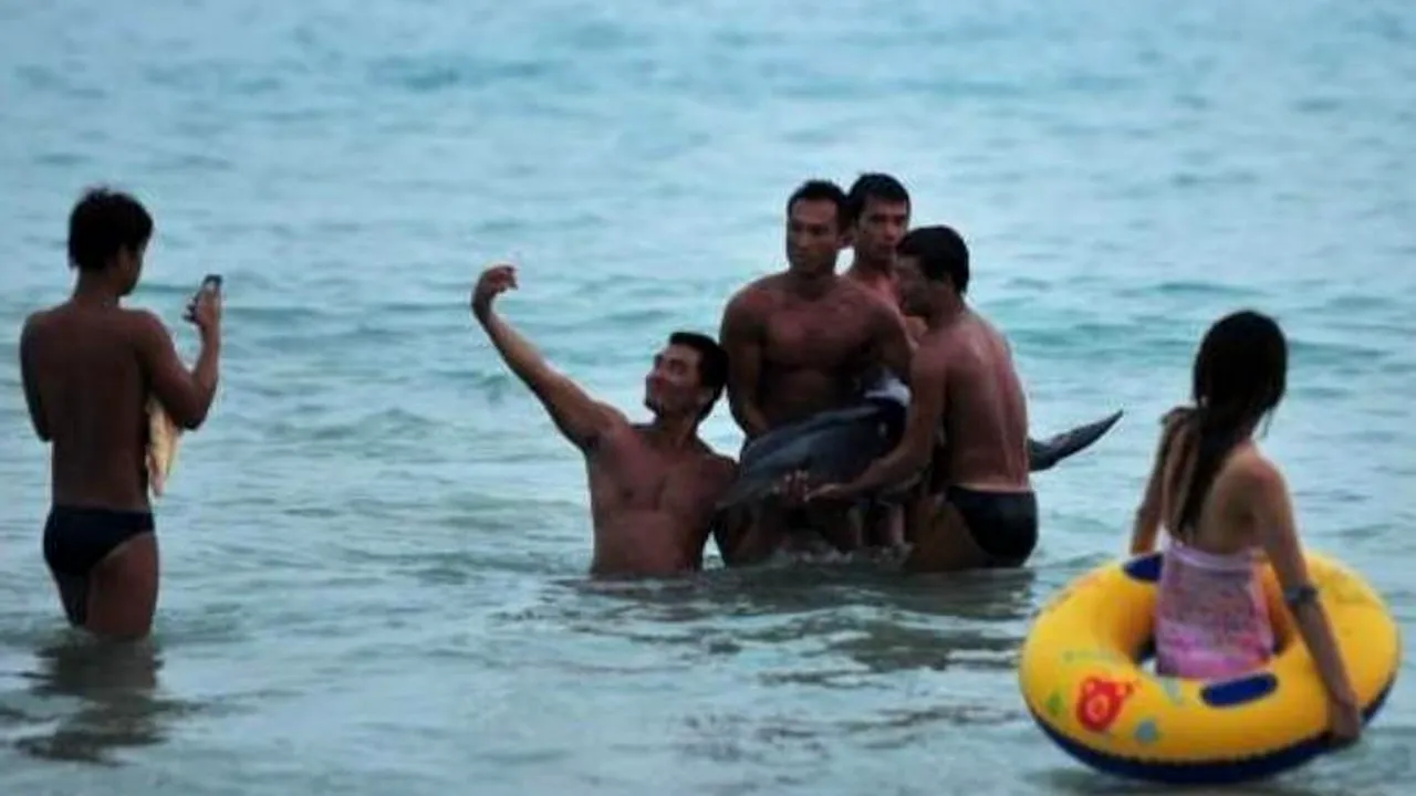 FOTO. Caz controversat în China. Ce au făcut acești turiști pentru o poză 