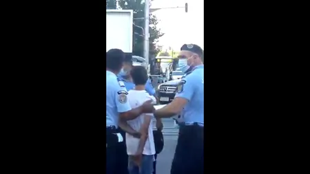 Un copil de 14 ani a furat o maşină și a lovit doi pietoni. Ulterior, băiatul a fugit de la locul accidentului