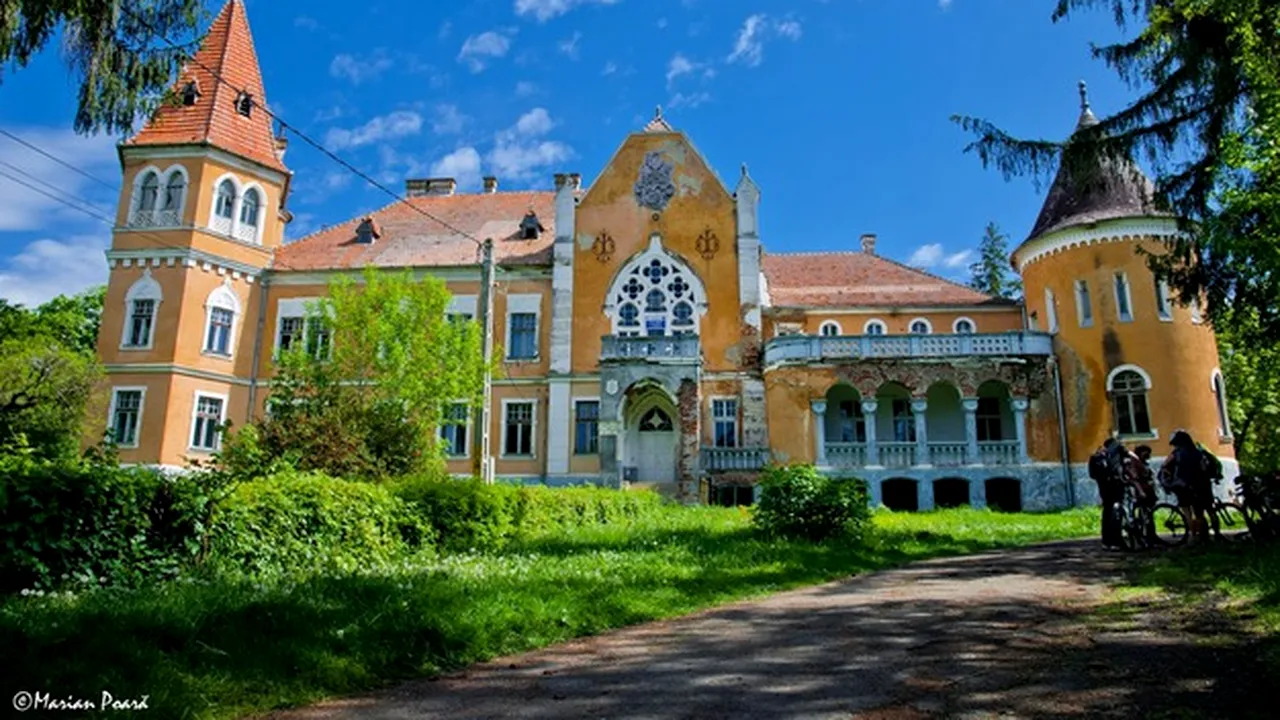 Castelul-Calendar: 365 de ferestre, 52 de camere și 7 terase. Construcția unică se află în România