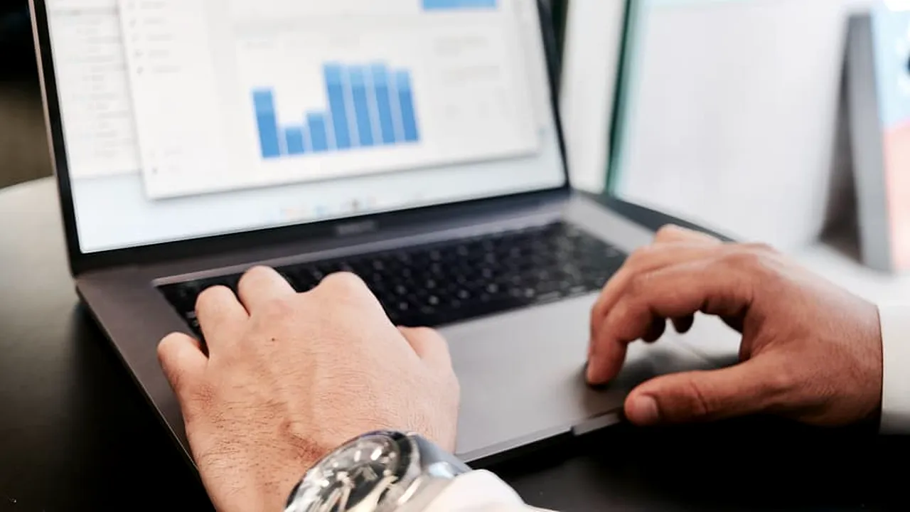 Cursuri gratuite pentru specialiștii IT din România: DevOps și Web Design, în topul solicitărilor