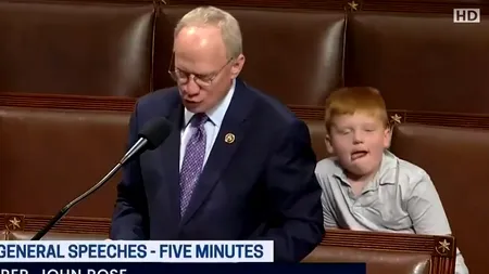 Un copil de 6 ani a ajuns VEDETĂ în SUA după ce a fost filmat făcând diverse grimase, în timp ce tatăl său ținea un discurs în Camera Reprezentanților