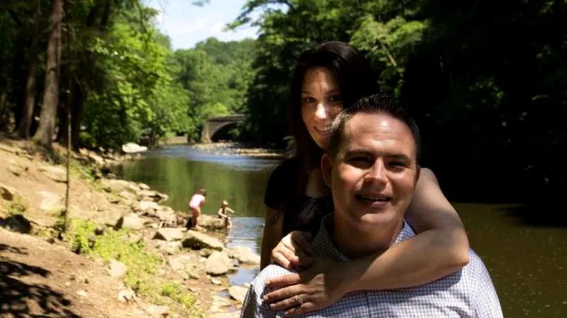 Doi viitori miri își fac pozele de logodnă lângă un râu. Ce se întâmplă în spatele lor