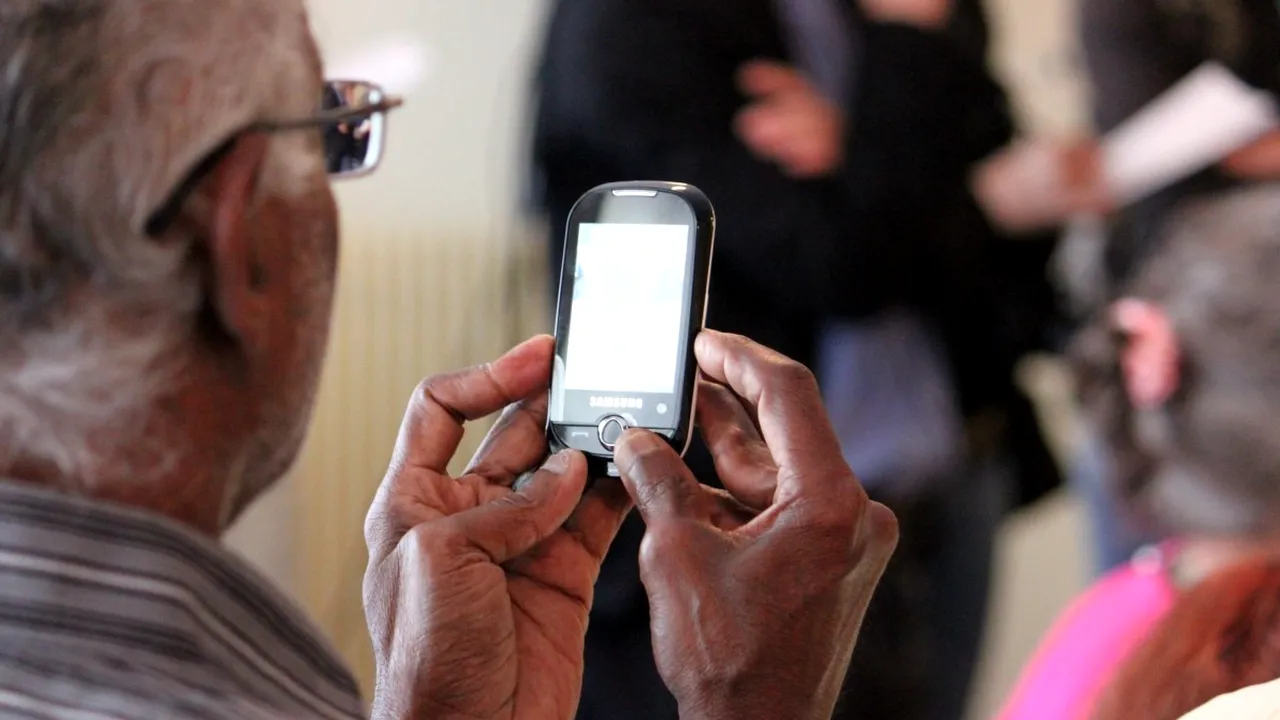 Un pensionar din Prahova s-a trezit cu telefonul suspendat pentru 15,45 lei, deși plătise factura Vodafone. Ce a urmat