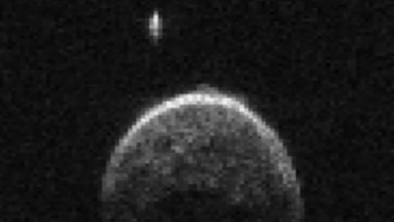 Cercetătorii au fost uimiți de structura asteroidului care a trecut luni pe lângă Terra. Ce „însoțitor