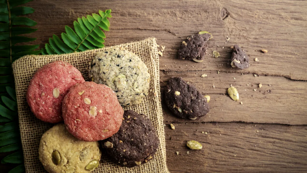 Prăjiturile RAW-VEGAN sunt la modă. Nu au gluten, lapte, ouă și nici zahăr rafinat