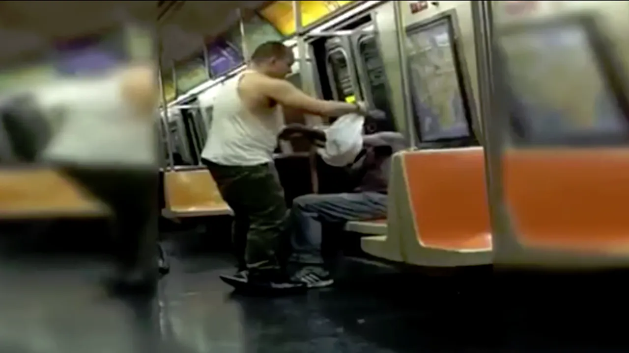 Un bărbat își dă jos tricoul într-un metrou din New York. Ce a urmat este o lecție pentru toată lumea