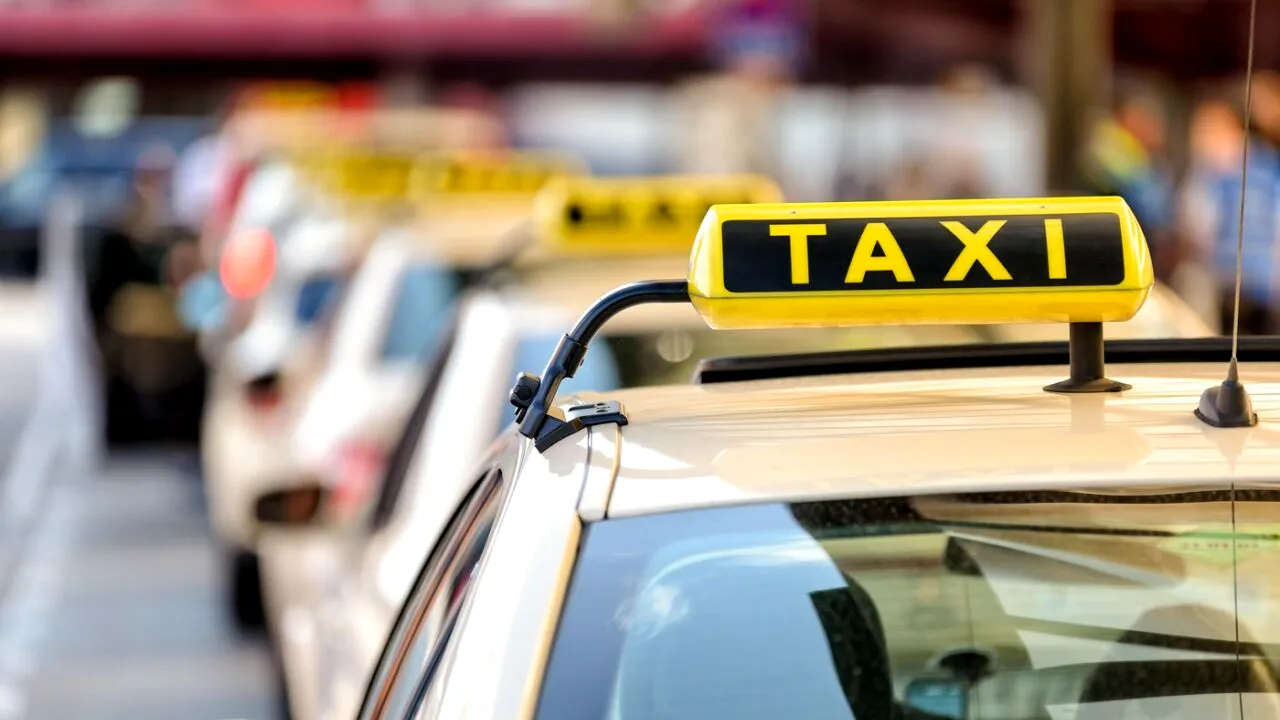 Șoferi nepalezi și vietnamezi la volanul taxiurilor din ROMÂNIA – ce riscuri avertizează experții