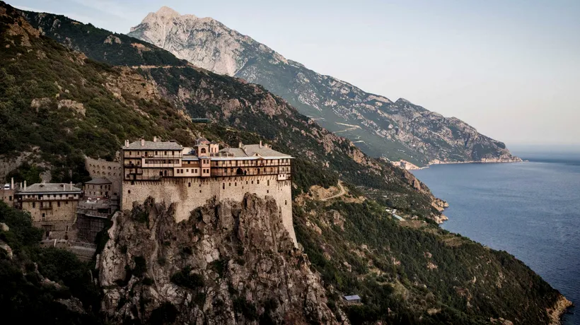 Un român a murit pe Muntele Athos. Tractorul în care se afla a căzut de pe o stâncă