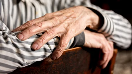 Doi bătrâni din Vaslui, adormiți cu somnifere și JEFUIȚI chiar de nepoata lor. Ce sumă de bani le-a fost furată