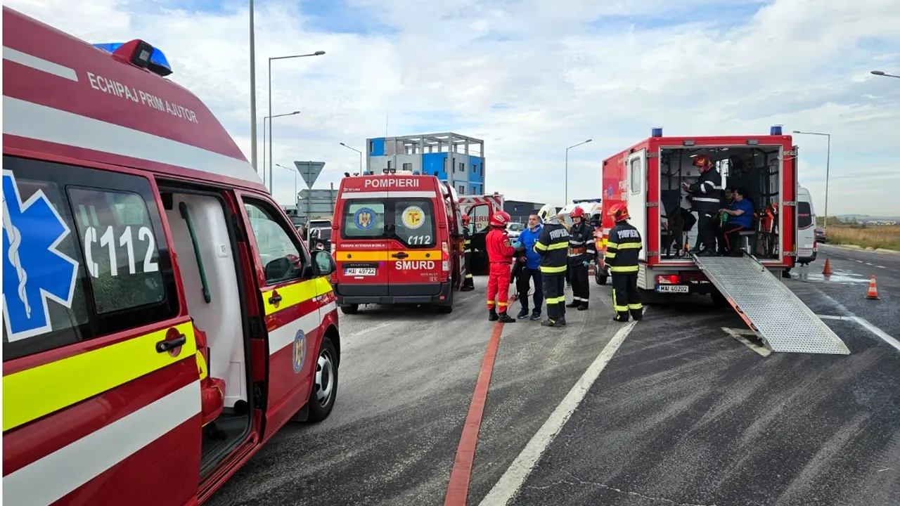 VIDEO | Impact între două microbuze, pe DJ Rusciori -Sibiu. 19 persoane au fost transportate la spital