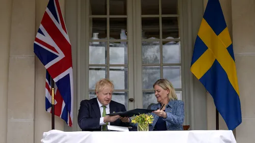 Prim-ministrul Suediei şi omologul său britanic au încheiat un acord de apărare reciprocă. Semnarea declaraţiei are loc înaintea deciziei Stockholmului de aderare la NATO