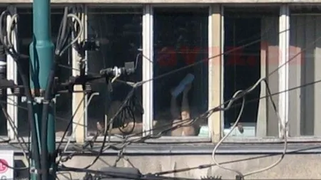 Judecătoare suspendată din funcție după ce a fost surprisă dezbrăcată la birou