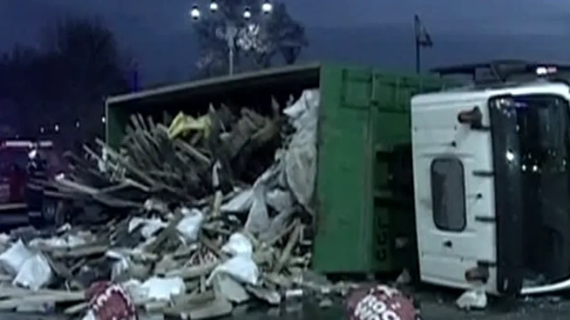 O mașină de gunoi s-a răsturnat în fața Guvernului