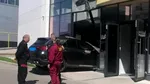 O șoferiță de 71 de ani a intrat cu mașina în clădirea unei bănci, în timp ce încerca să parcheze. O femeie aflată la bancomat a fost rănită