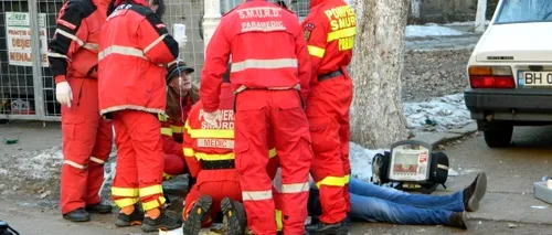 Linii de troleibuz blocate în București: Medicii resuscitează o persoană în stop cardio-respirator