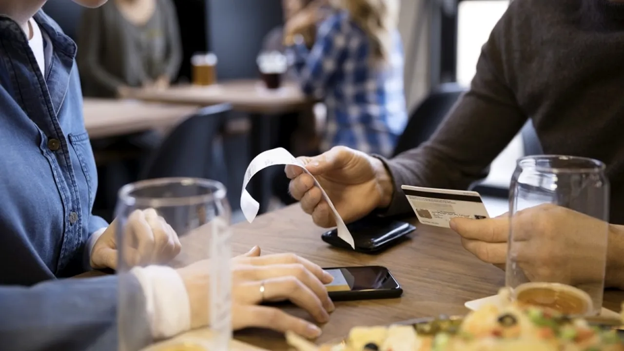 Bacșișul va fi impozitat și va apărea pe bonul fiscal, începând de anul viitor. Proiectul de lege a fost adoptat de Parlament