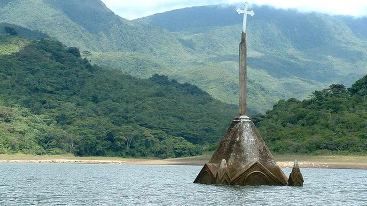 Topul celor mai ciudate locuri care merită vizitate: biserica scufundata sau plaja roșie