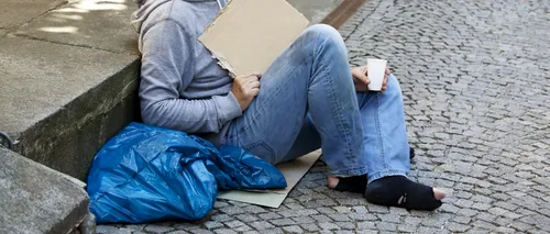 Primarul din Trieste a aruncat LA GUNOI hainele și păturile unui ROMÂN fără adăpost. REACȚIA localnicilor