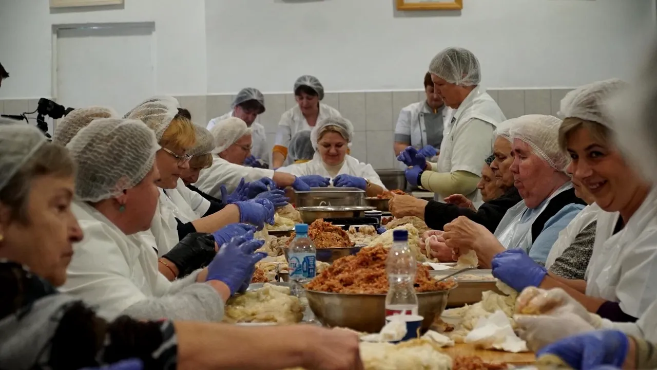 Zeci de mii de sarmale pregătite pentru Masa Pelerinilor la Iași