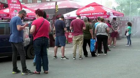 Românii au dat năvală la vaccinarea cu mici și muștar, în Piața Obor: „Am văzut la televizor și am venit repede” (REPORTAJ)