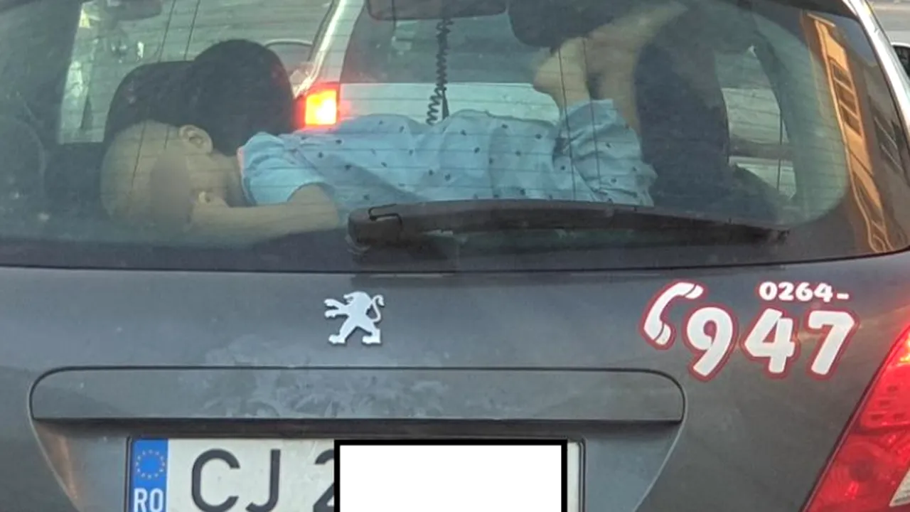 Copil plimbat prin Cluj cu mașina, lipit de lunetă. Șoferul este căutat de Poliție