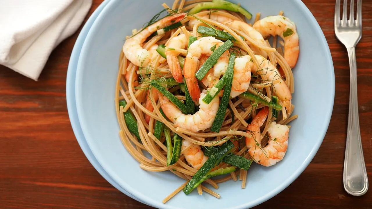 REȚETA rapidă de paste din dovlecel cu creveți. Este gata în 15 minute și poate fi soluția ideală pentru o cină sănătoasă, când ești în criză de timp
