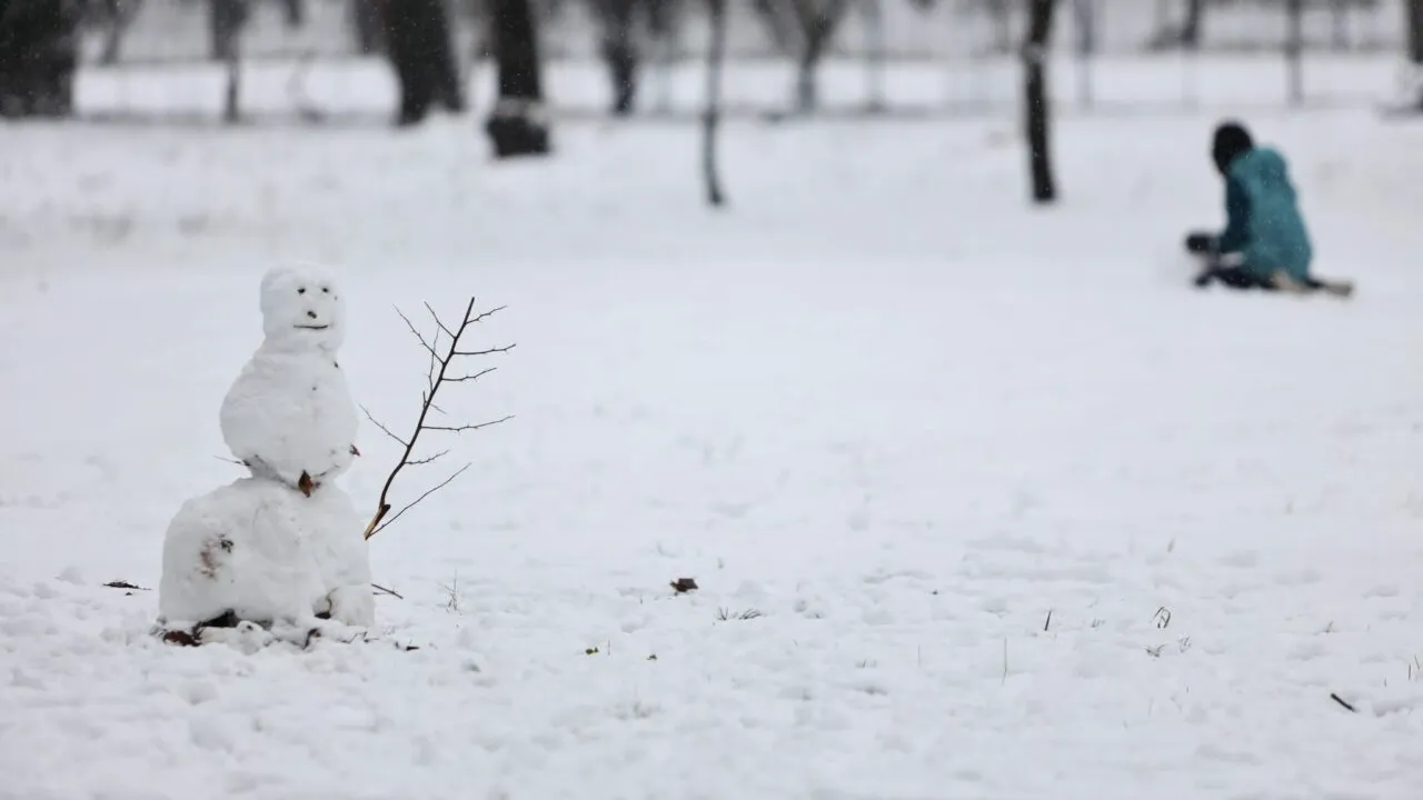 Prognoza meteo specială pentru București. Până când va mai ninge în Capitală
