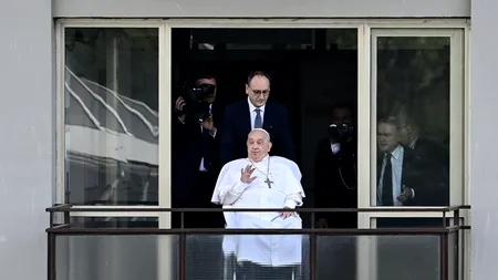Papa Francisc a fost externat din Spitalul Gemelli. Prima apariție publică după cinci săptămâni