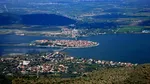 Motivul pentru care un oraș din GRECIA este supranumit „mica Veneție”. Cât costă aici o noapte de cazare sau o masă la restaurant pentru două persoane