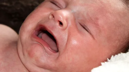 Evul Mediu! Copilaș opărit cu apă clocotită, la un pas de moarte, după ce părinții l-au tratat „după ureche”